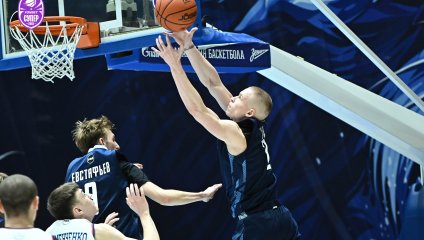 Сине-бело-голубые обыгрывают «Новосибирск» при родных трибунах