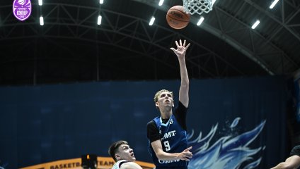 Сине-бело-голубые обыгрывают «Новосибирск» при родных трибунах