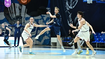 Сине-бело-голубые обыгрывают «Новосибирск» при родных трибунах