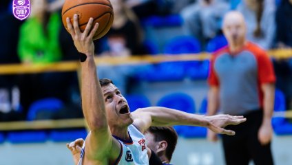 "Новосибирск" уверенно побеждает в первой домашней игре