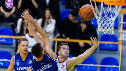 "Новосибирск" уверенно побеждает в первой домашней игре