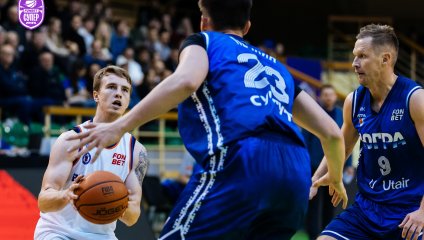 "Новосибирск" уверенно побеждает в первой домашней игре