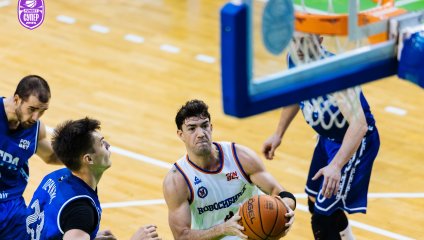 "Новосибирск" уверенно побеждает в первой домашней игре