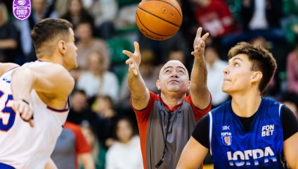 "Новосибирск" уверенно побеждает в первой домашней игре