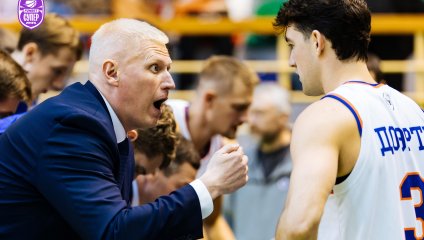 "Новосибирск" уверенно побеждает в первой домашней игре