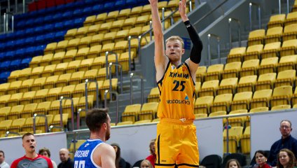 Химчане уступили дома "Динамо" из Владивостока