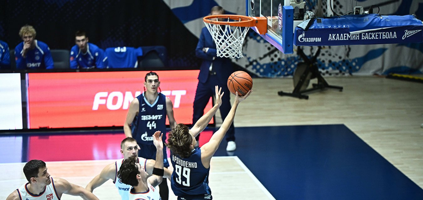 Сине-бело-голубые обыгрывают «Новосибирск» при родных трибунах