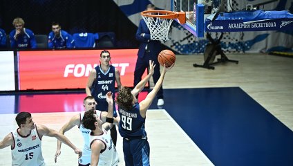 Сине-бело-голубые обыгрывают «Новосибирск» при родных трибунах