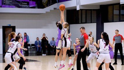 "Львицы" обыграли лидера