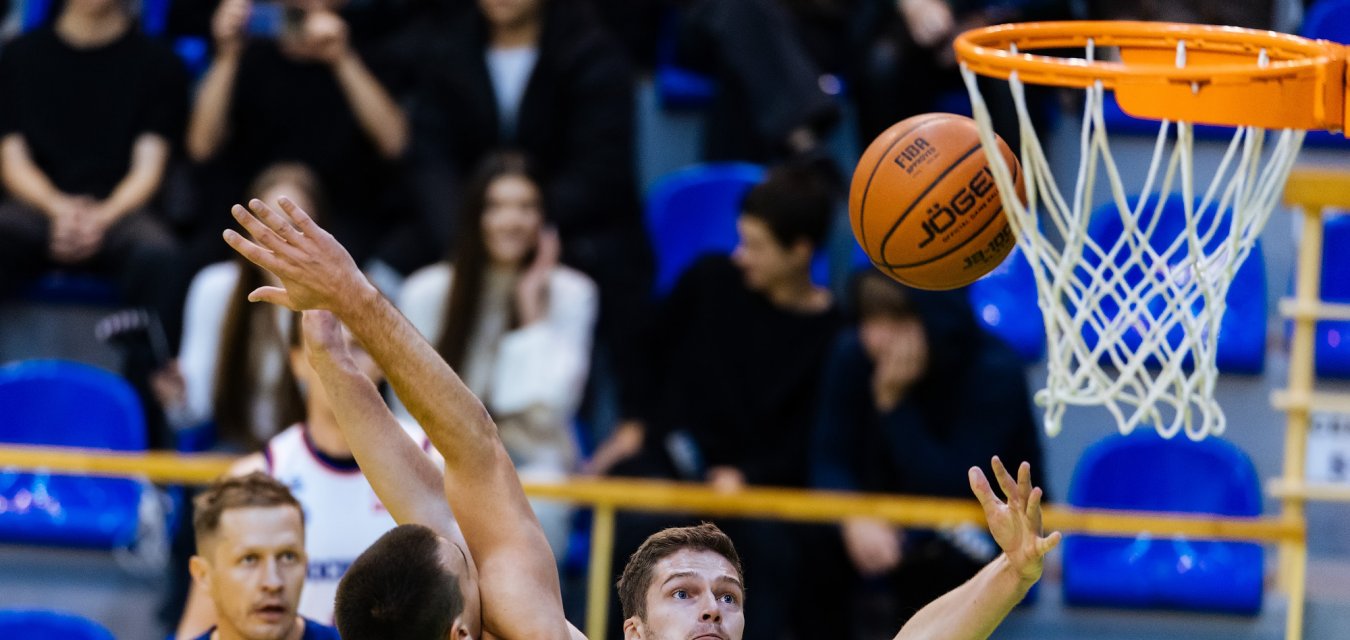 "Новосибирск" уверенно побеждает в первой домашней игре