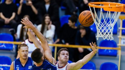 "Новосибирск" уверенно побеждает в первой домашней игре
